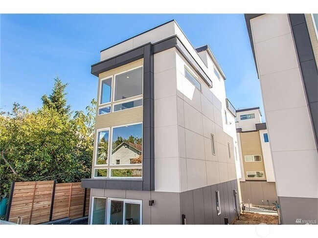 Building Photo - Newer Ballard 3 Bedroom Townhome - Attache... Unit B