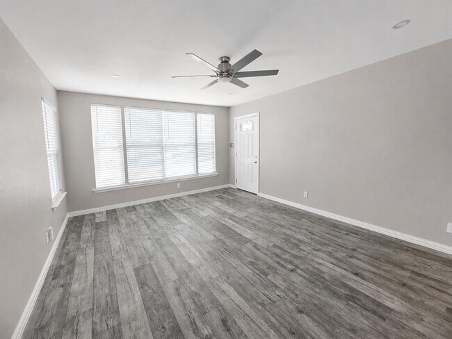 Photo - 4603 Leslie Ave