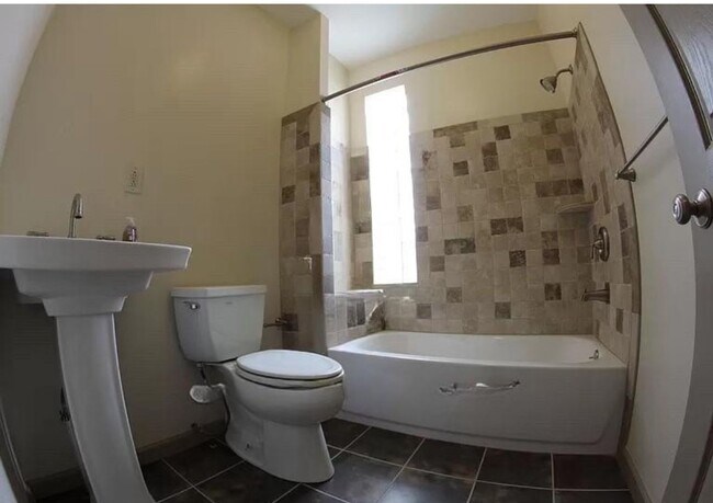 Photo - 6 bedroom, 3 bathroom home FOR RENT