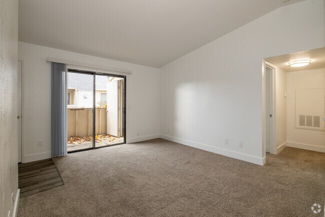 2BR, 2BA - 820SF - Living Room - Country Glen