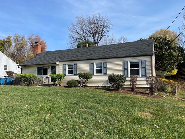 Photo - Cheerful 3 Bedroom 2 Bathroom With Office And Spacious Fenced Yard In Beautiful Pimmit Hills