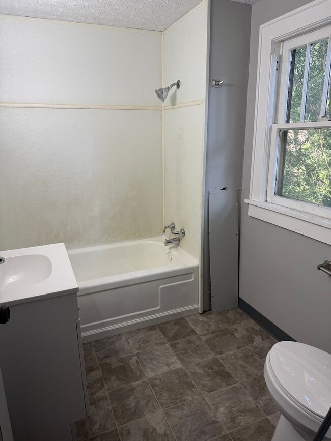 Photo - 1658 Grace Ave NE