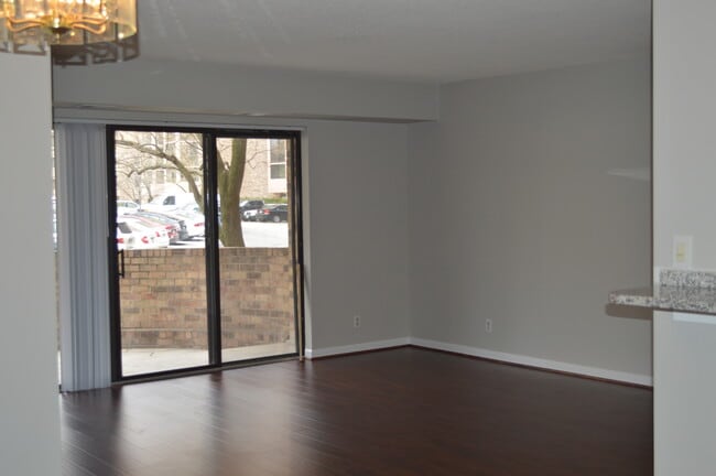 Building Photo - 5904 Mount Eagle Dr Unit 4-117