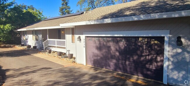 Building Photo - Gorgeous Single-Story Single-Family Home i...