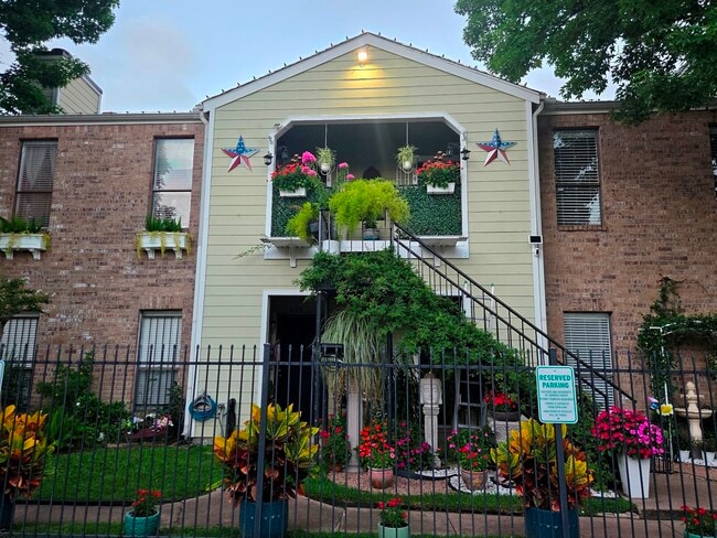 Building Photo - 6602 Harbor Town Dr Unit 404