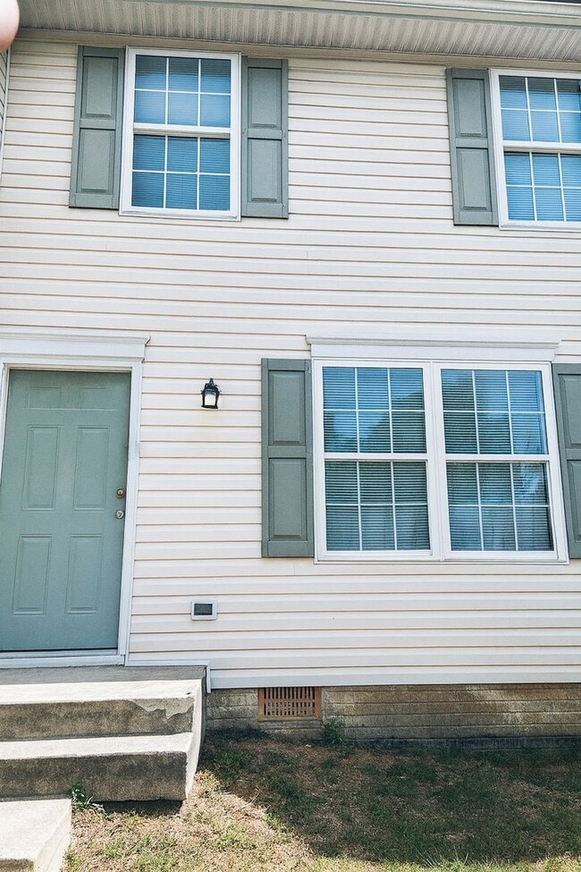 Building Photo - 3 Bedroom Townhouse