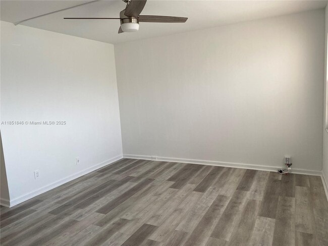 Photo - 801 SW 133rd Terrace Unidad 310K