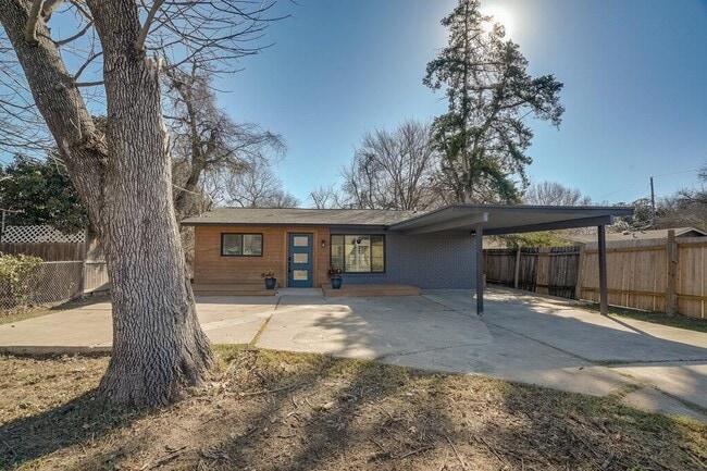 Building Photo - 1043 Springdale Rd