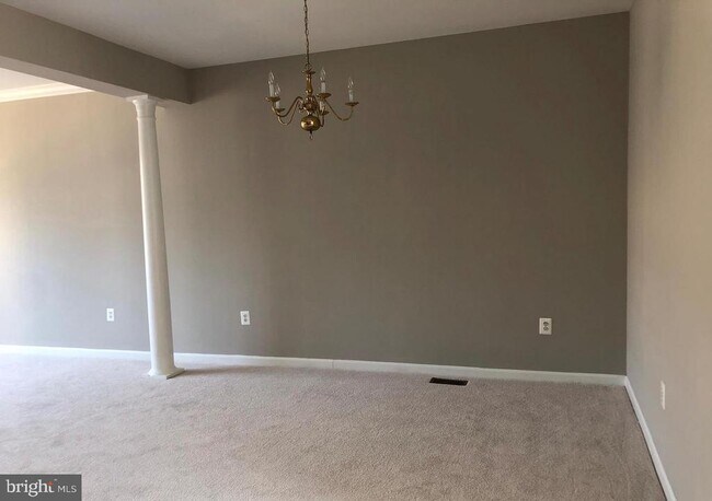 Photo - 2925 Rotterdam Loop