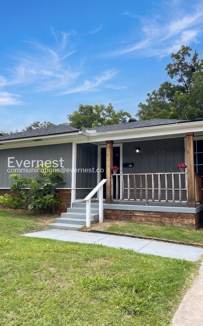 Building Photo - Charming 3 Bed, 1 Bath with Fenced Yard and Attached Garage / Available Soon!