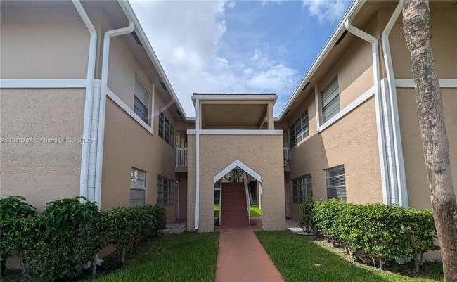 Building Photo - 10224 Twin Lakes Dr Unit 16-F