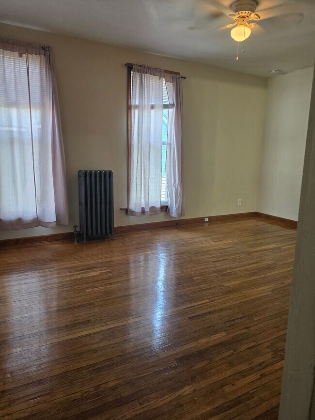 Building Photo - 711 W Water St Unit 4