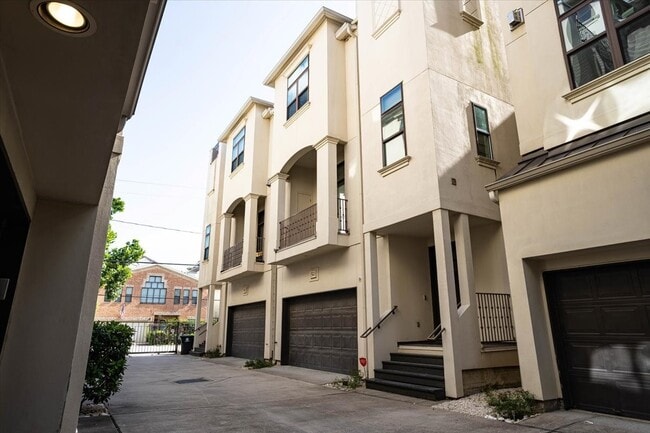 Building Photo - 5648 Larkin St Rental