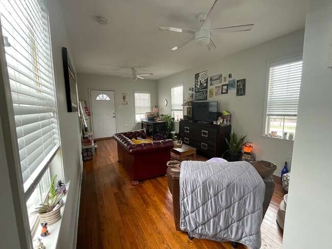 Sala de estar/comedor frente a la puerta principal - 8637 Pritchard Pl