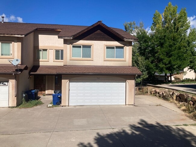 Building Photo - Beautiful & Spacious 2-Bedroom, 3-Bath Tow... Rental