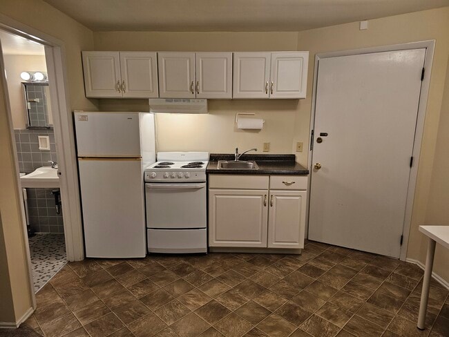 Building Photo - 376 Probasco St Unit 7