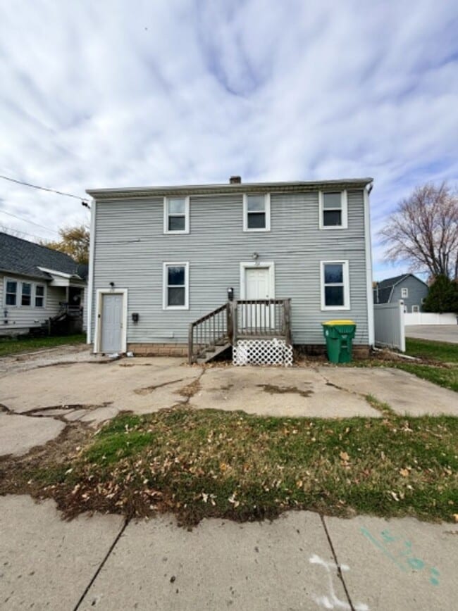 Building Photo - VIDEOTOUR: Across from Joannes Park and Aquatic Center! PETS WELCOME