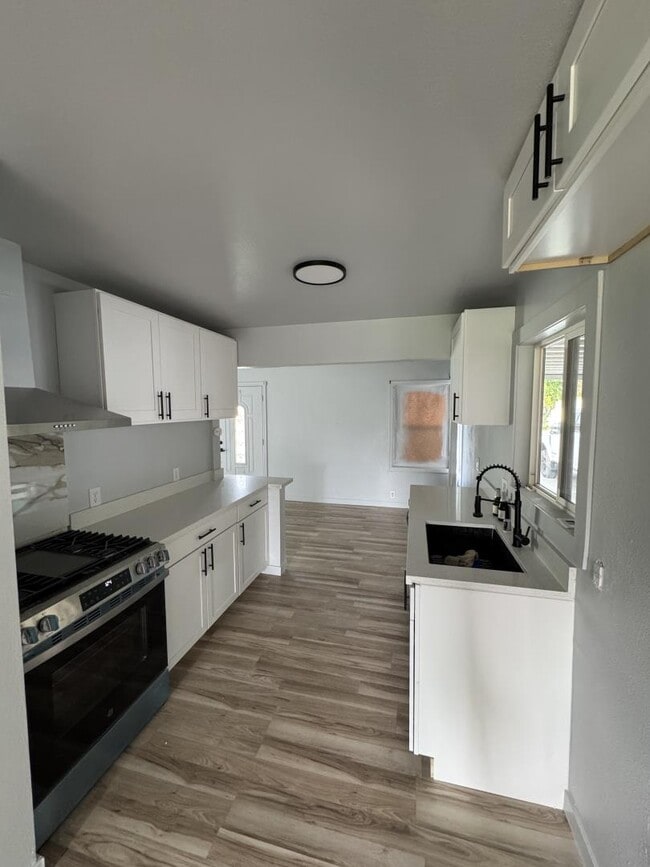 Photo - 1854 De Ovan Ave