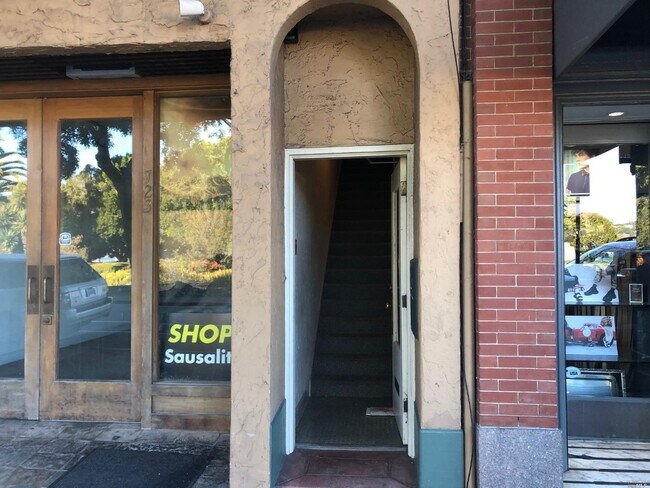 Photo - 725 Bridgeway