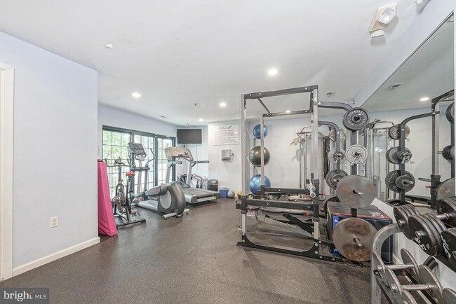 Building Photo - 2 Leverington Ave Unit 20