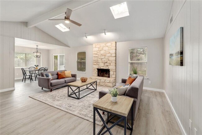 Photo - 707 Newcastle Ln