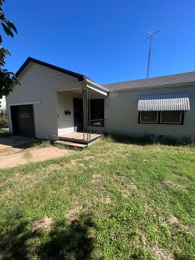 Building Photo - 825 N Anthony Ave Rental