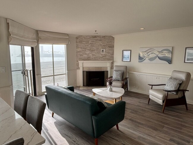 Building Photo - Remodelled Two Bedroom Condo with Ocean Views for Days!