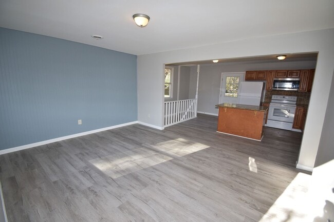 Photo - 4 Bedroom Home For Rent Over The River!