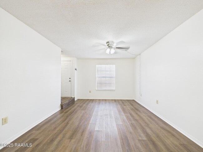 Photo - 114 Country Ln