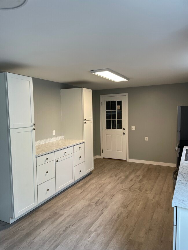 Breakfast bar with double pantries - 5 Hamilton St