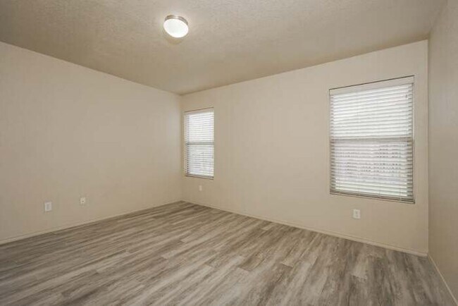 Photo - 5615 Degan Way