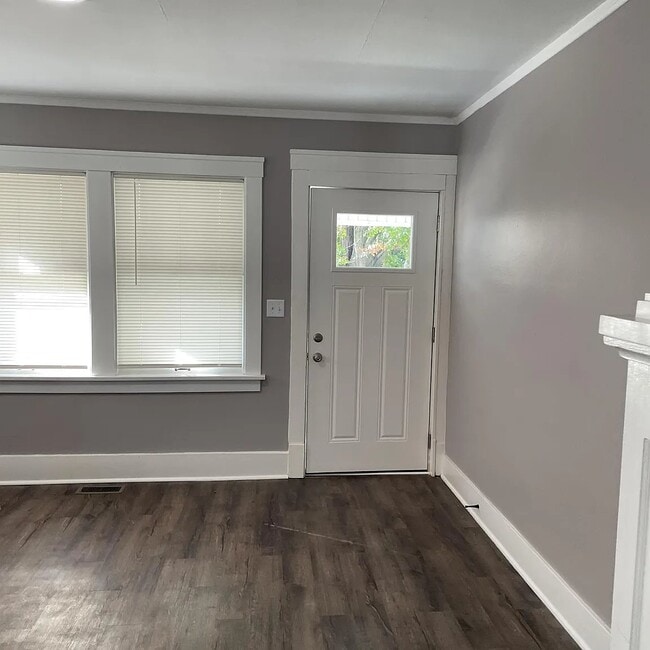 Photo - 1105 E Kansas St