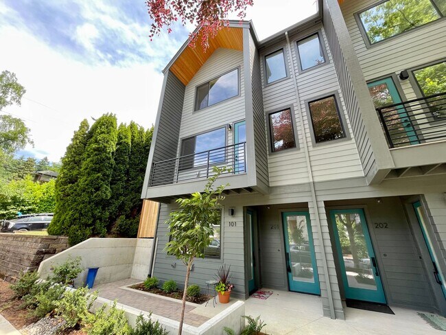 Photo - Sellwood-Moreland 2 Bedroom 2.5 Bath BRAND NEW Condo Convienent to OHSU~ Includes A/C and Washer ...