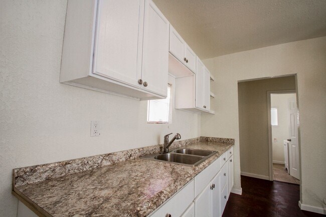Building Photo - 924 St James St Unit 1