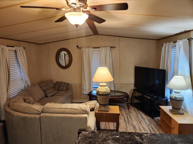 Photo - 2121 New Tampa Hwy