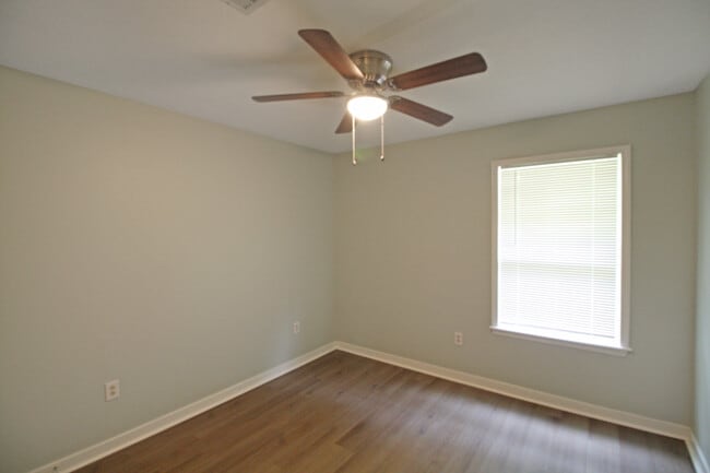 Photo - 320 Hawthorne Dr House