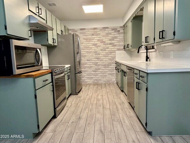 Building Photo - 2816 N 33rd Pl