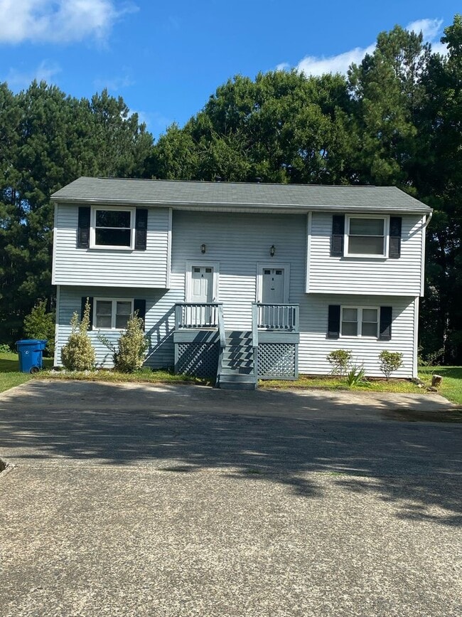 Building Photo - 2511 Camellia Dr Unit B