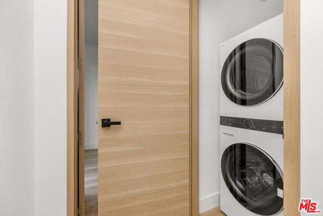 Photo - 19535 Strathern St