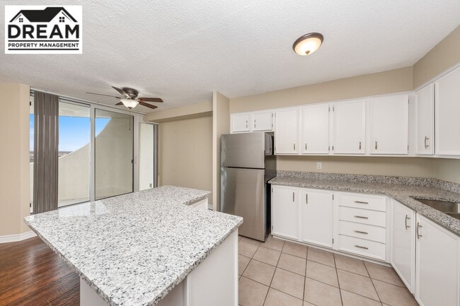 Photo - 155 Front St N