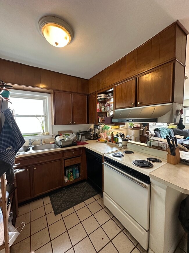 Building Photo - 8 Newton St Unit 1 Rental