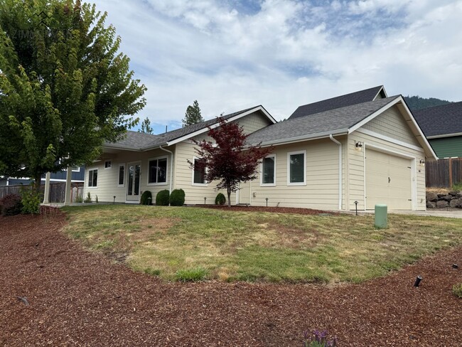 Building Photo - Beautiful 3 bed Home in Lowell