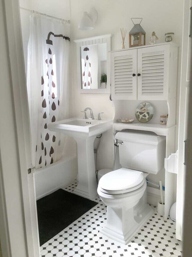 Photo - 3bed/1bath  house with PARKING, large back...