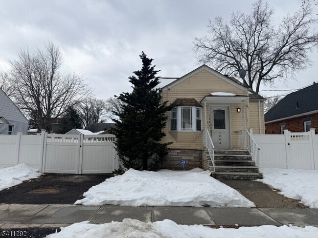 Building Photo - 1004 Sheridan Ave