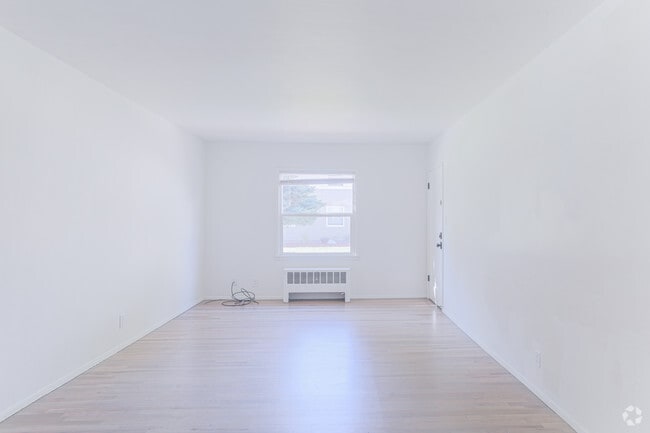 1BR, 1BA - 740 SF
