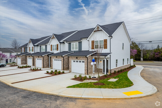 Oakwood Village Townhomes - Oakwood Village Townhomes