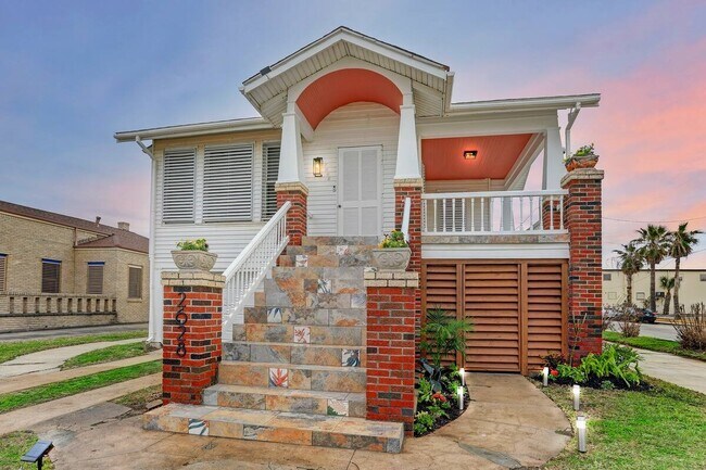 Building Photo - 3828 Seawall Blvd Rental