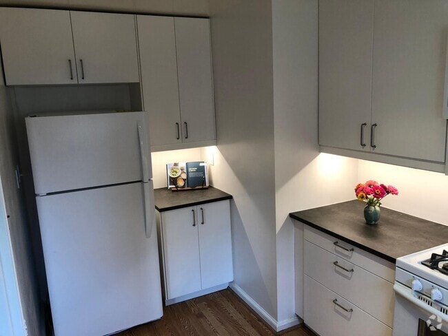 Building Photo - 136 N Brookside Dr Unit #1 Rental