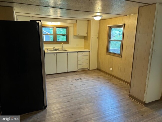 Photo - 107 Sawmill Ct