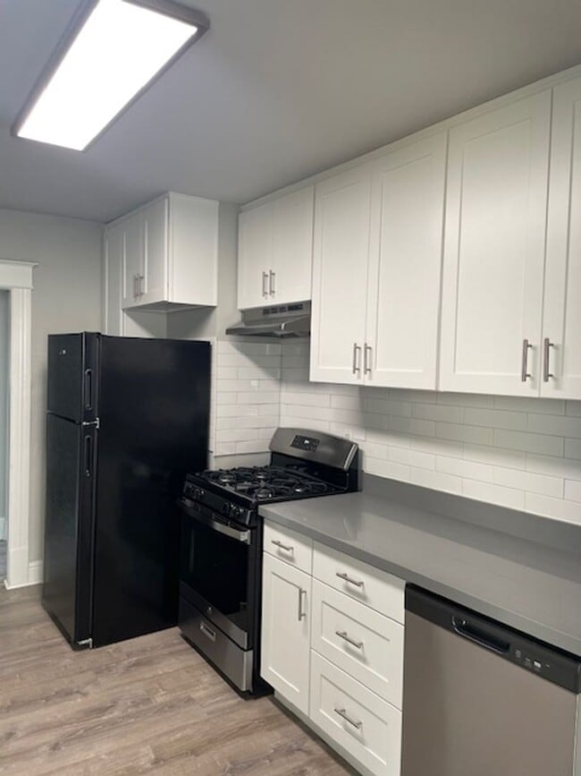 Photo - Farrah Apartments: Leasing Specials! 1 & 2 Bedroom Renovated Units